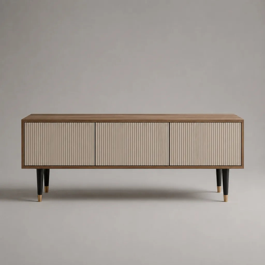Meuble TV bas rectangulaire en bois à 3 portes cannelées, noyer et beige, 160 × 40 × 65 cm