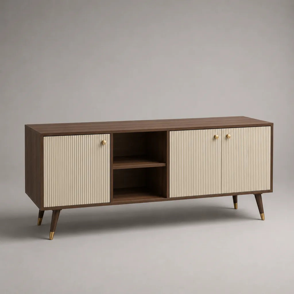 Meuble TV en bois et MDF, 3 portes rainurées et 2 niches, brun noyer, beige et laiton, 150 × 40 × 70 cm